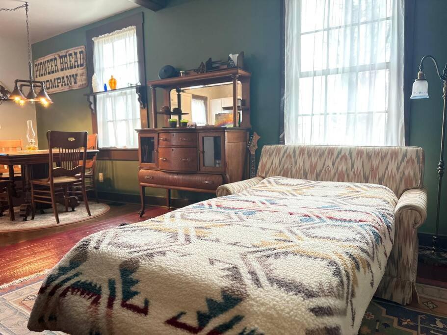 1867 Gothic Vandeventer Home Сейнт Джоузеф Екстериор снимка